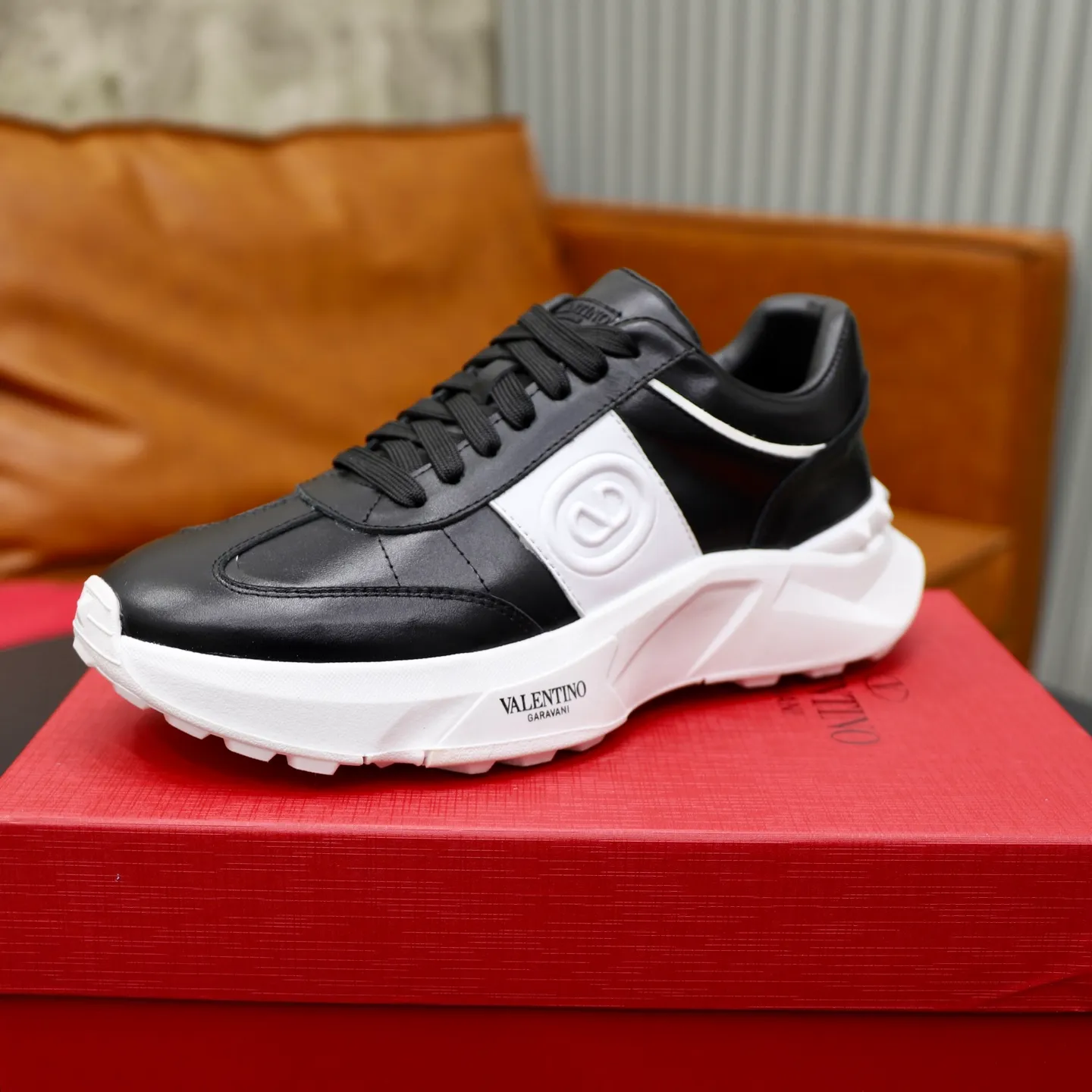 Ex-factory price: 420💰VALENTINO/Valentino Men's latest low-top thick-soled sports shoes are shipped. Made with heavy industry, men's fine casual sports shoes, versatile style. Original leather, rubber lines embellished with geometric segmented uppers, hand-sewn with precision, novel and fashionable style, rubber soles with rivet details on the front and back, VALENTINO GARAVANI LOGO printed on the side, and Valentino Garavani decorative inlay on the tongue. Logo, comfortable, breathable and durable on the feet! Comes with full original packaging! Code number: 38-39-40-41-42-43-44 (45 can be customized)